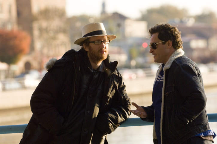 Still of Joaquin Phoenix and James Gray in Two Lovers (2008)
