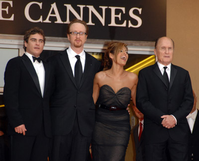 Robert Duvall, Joaquin Phoenix, James Gray and Eva Mendes at event of We Own the Night (2007)
