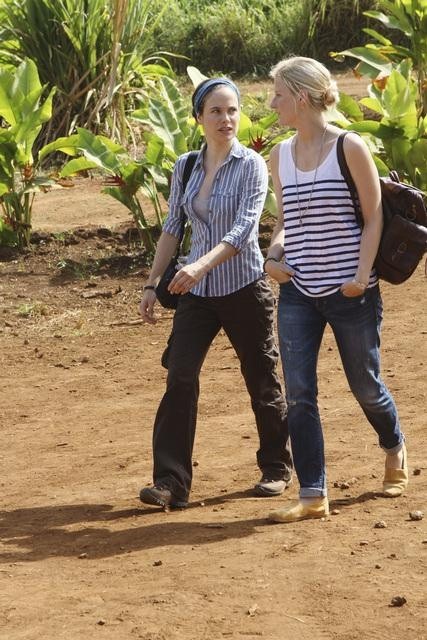 Still of Caroline Dhavernas and Mamie Gummer in Off the Map (2011)