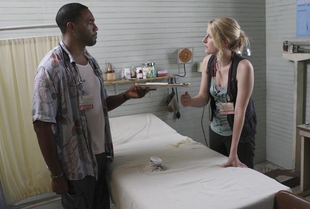 Still of Jason George and Mamie Gummer in Off the Map (2011)