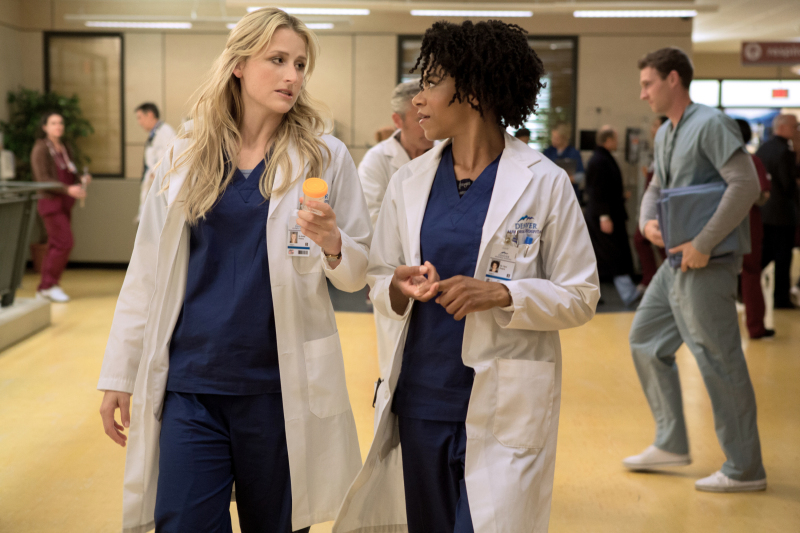 Still of Mamie Gummer and Kelly McCreary in Emily Owens M.D. (2012)