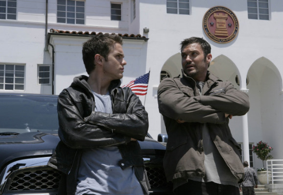 Still of Brian Austin Green and Thomas Dekker in Terminator: The Sarah Connor Chronicles (2008)
