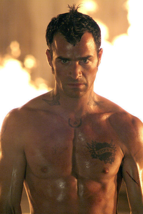 Justin Theroux - Charlie's Angels Design and application of tattoos, visual representation of extreme heat, wound