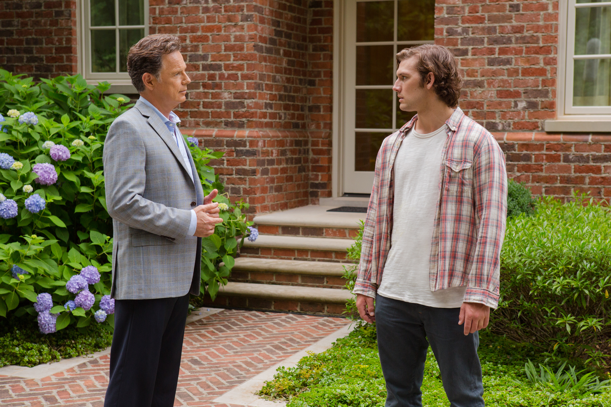 Still of Bruce Greenwood and Alex Pettyfer in Begaline meile (2014)