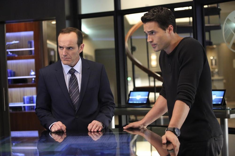 Still of Clark Gregg and Brett Dalton in Agents of S.H.I.E.L.D. (2013)