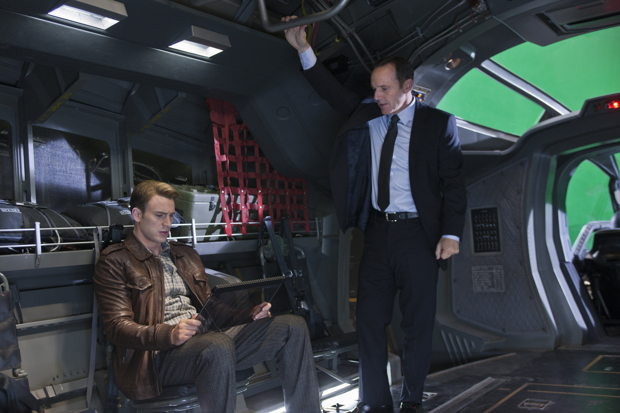 Still of Clark Gregg and Chris Evans in Kersytojai (2012)