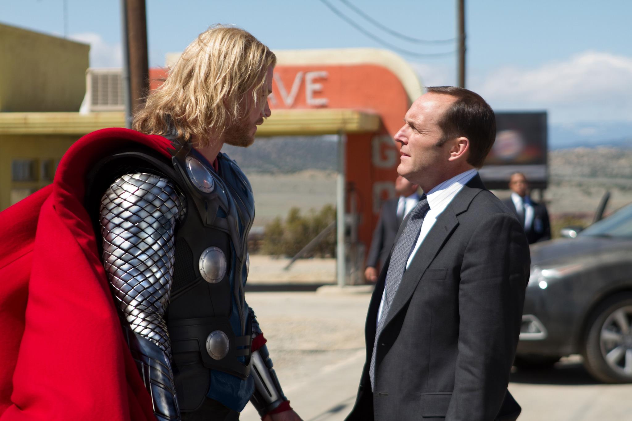 Still of Clark Gregg and Chris Hemsworth in Toras (2011)