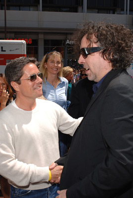 Tim Burton and Brad Grey at event of Carlis ir sokolado fabrikas (2005)
