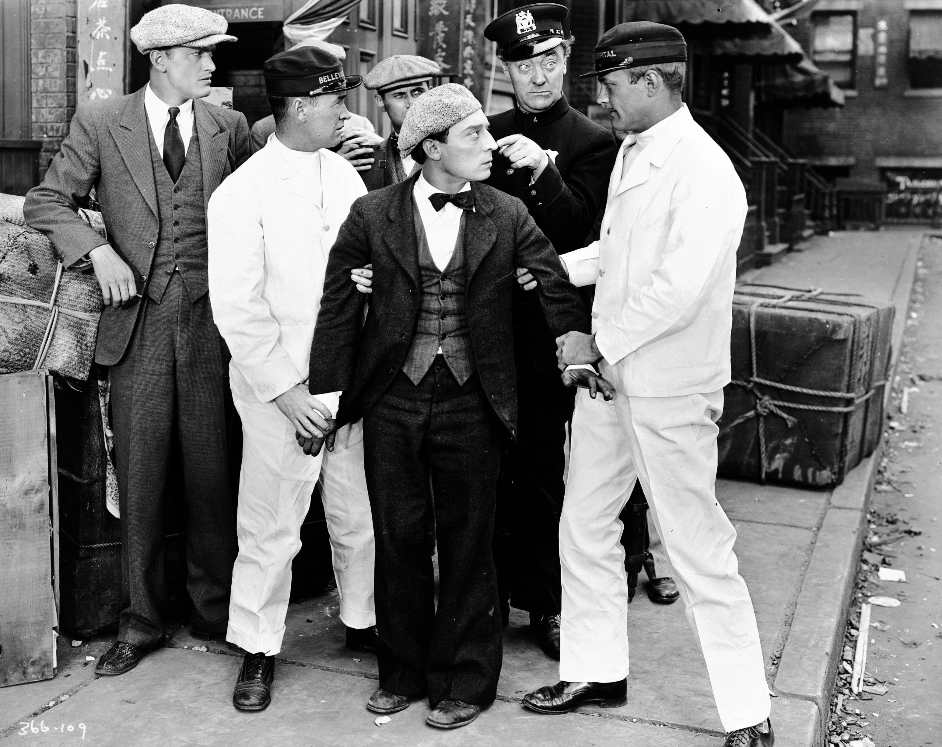 Still of Buster Keaton and Harry Gribbon in The Cameraman (1928)