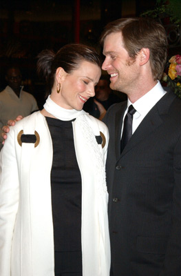 Rachel Griffiths and Peter Krause at event of Sesios pedos po zeme (2001)