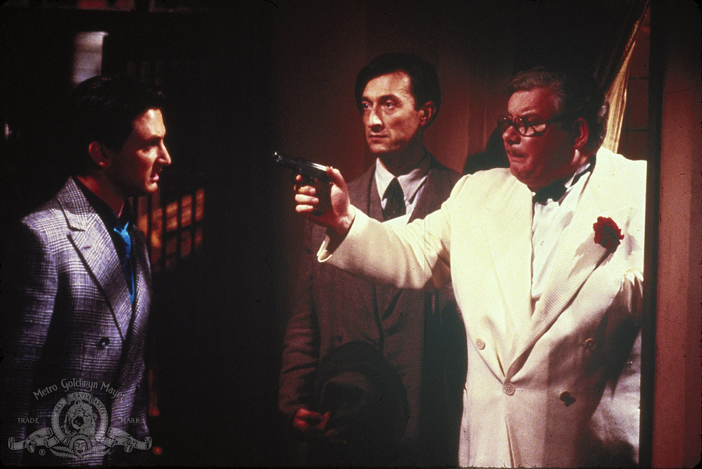 Still of Sean Penn and Richard Griffiths in Shanghai Surprise (1986)