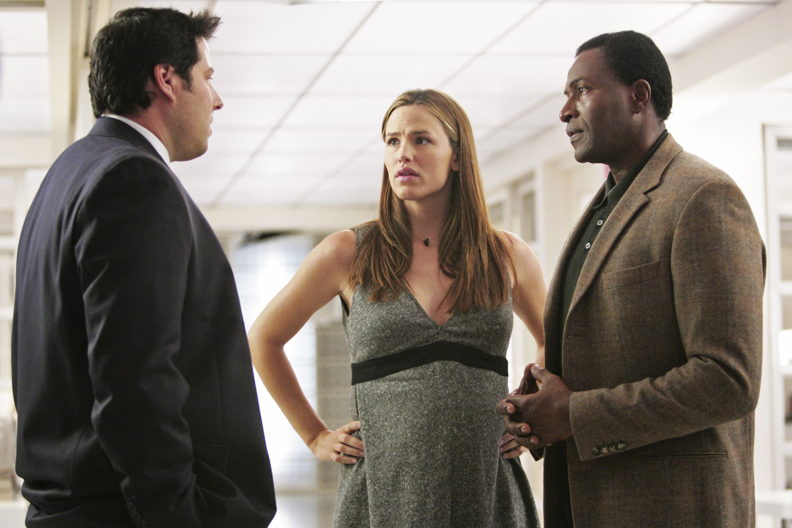 Still of Jennifer Garner, Greg Grunberg and Carl Lumbly in Alias (2001)