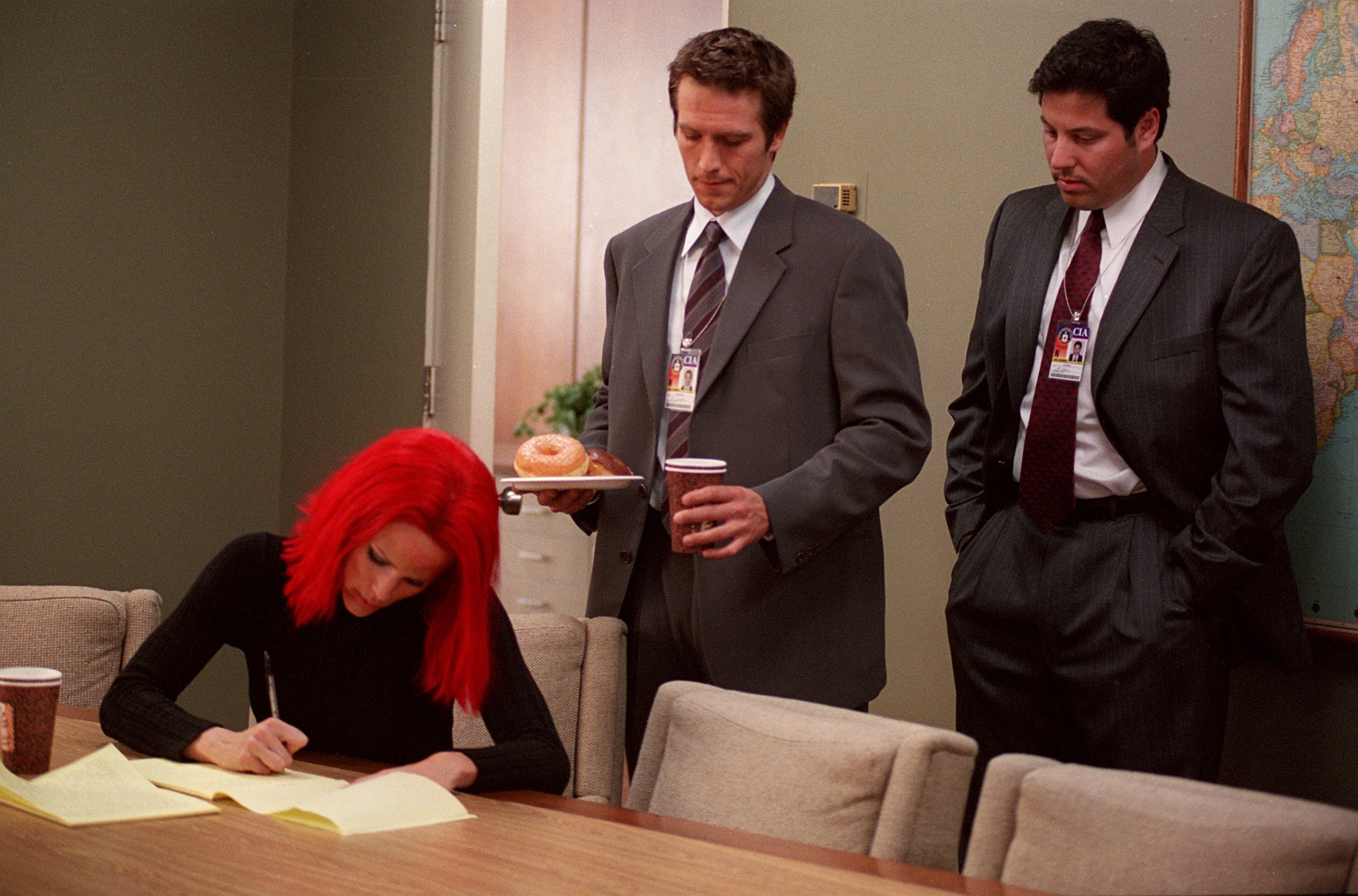 Still of Jennifer Garner, Greg Grunberg and Michael Vartan in Alias (2001)