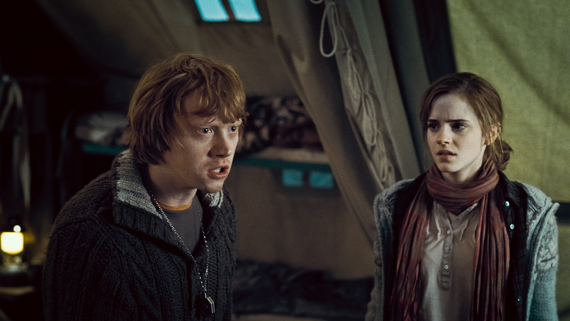 Still of Rupert Grint and Emma Watson in Haris Poteris ir mirties relikvijos. 1 dalis (2010)