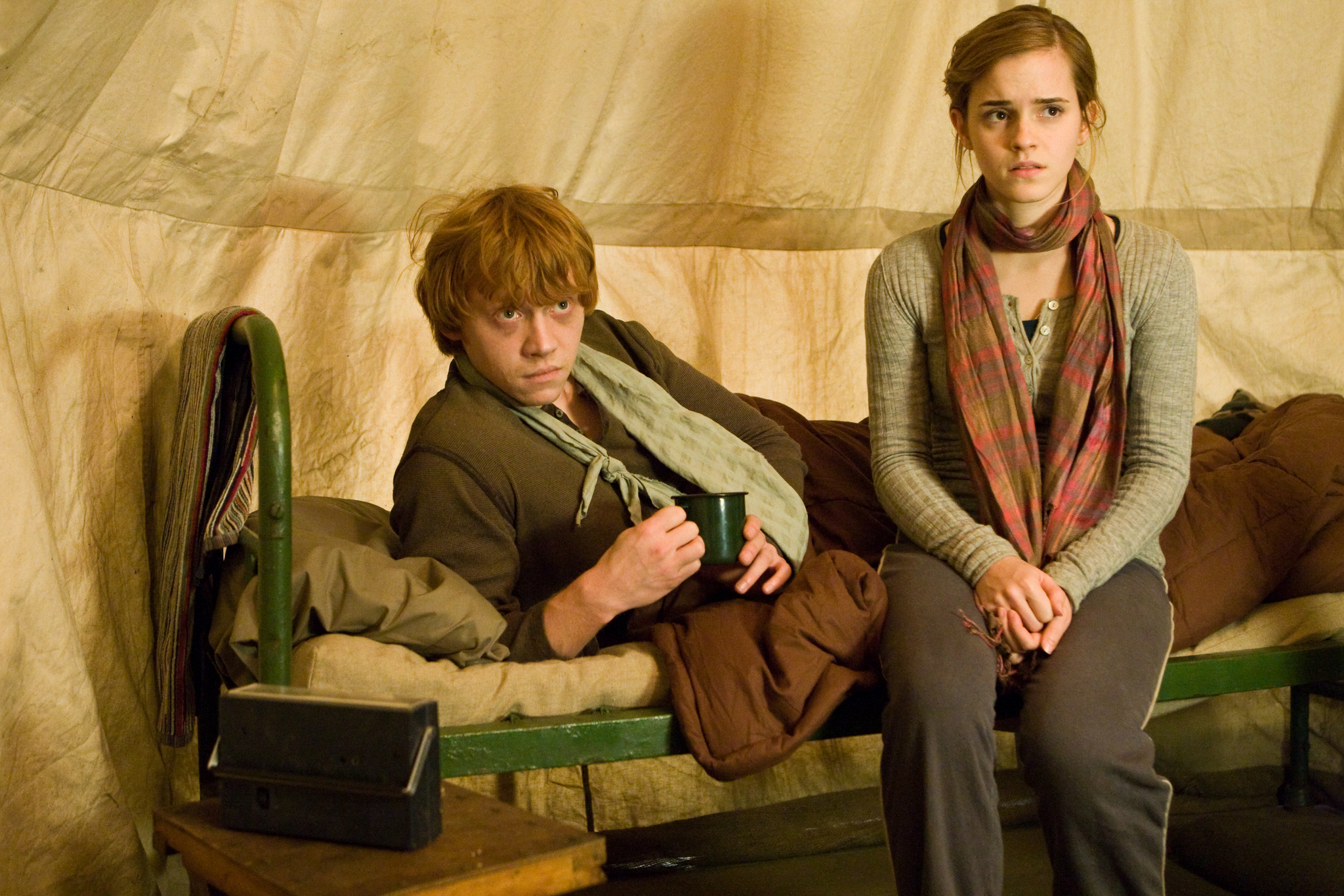 Still of Rupert Grint and Emma Watson in Haris Poteris ir mirties relikvijos. 1 dalis (2010)