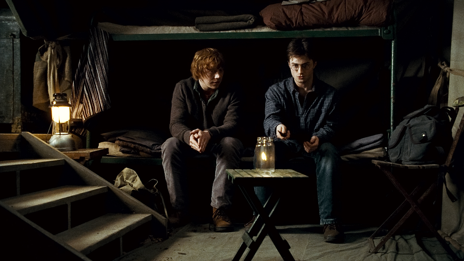 Still of Rupert Grint and Daniel Radcliffe in Haris Poteris ir mirties relikvijos. 1 dalis (2010)