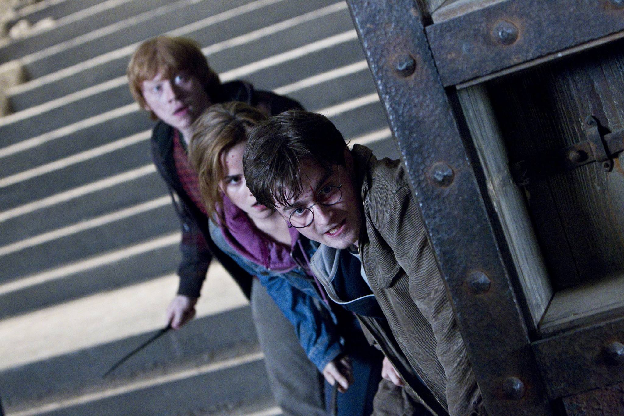 Still of Rupert Grint, Daniel Radcliffe and Emma Watson in Haris Poteris ir mirties relikvijos. 2 dalis (2011)