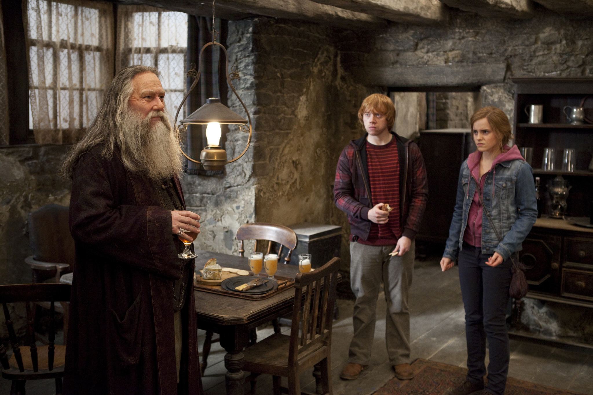 Still of Ciarán Hinds, Rupert Grint and Emma Watson in Haris Poteris ir mirties relikvijos. 2 dalis (2011)