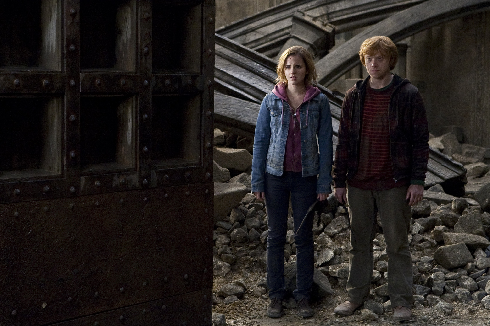 Still of Rupert Grint and Emma Watson in Haris Poteris ir mirties relikvijos. 2 dalis (2011)