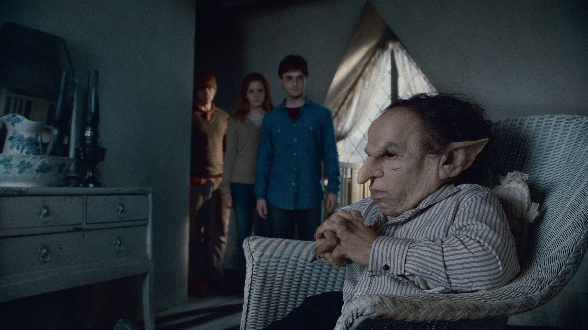 Still of Warwick Davis, Rupert Grint, Daniel Radcliffe and Emma Watson in Haris Poteris ir mirties relikvijos. 2 dalis (2011)