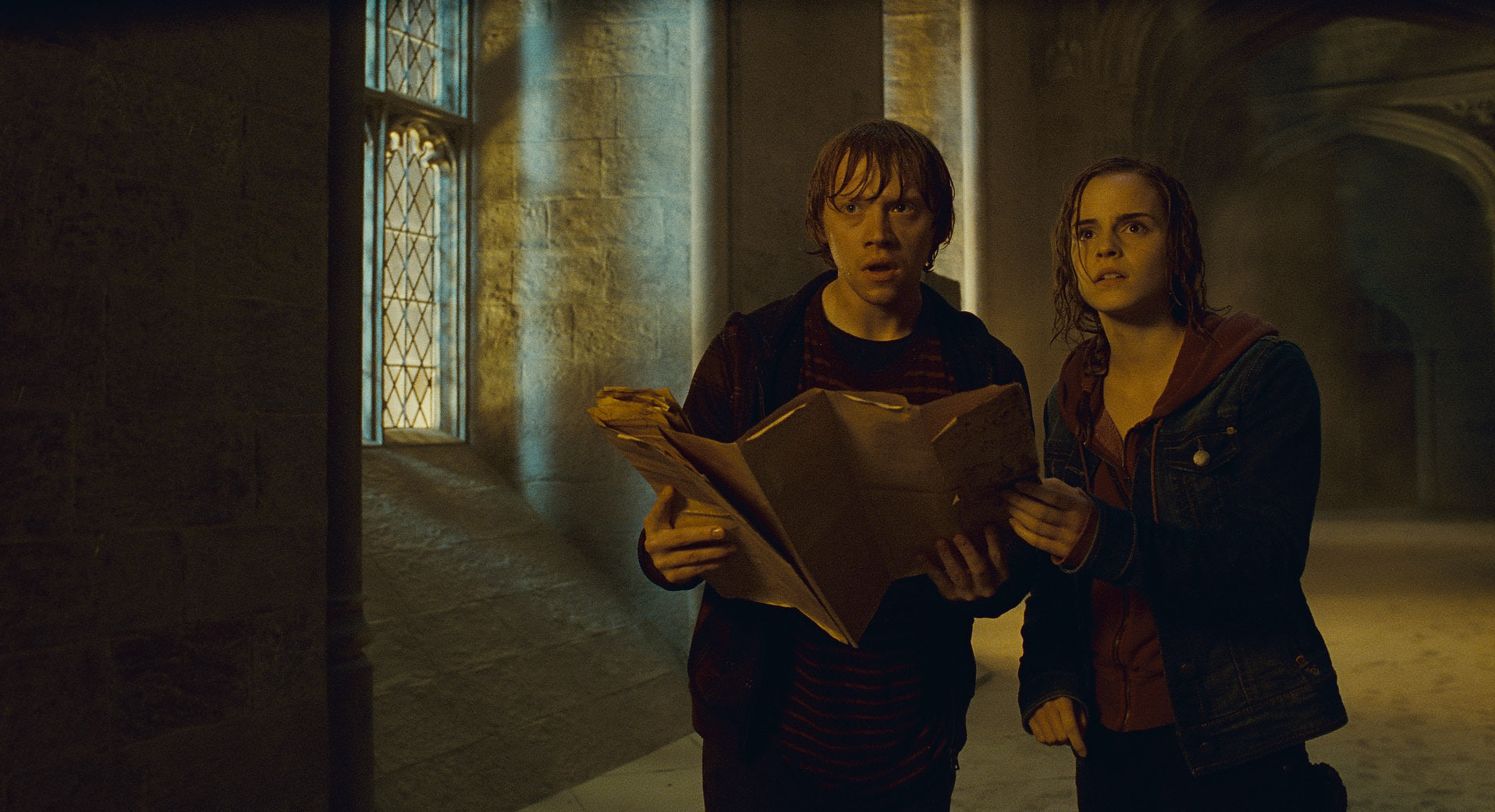 Still of Rupert Grint and Emma Watson in Haris Poteris ir mirties relikvijos. 2 dalis (2011)