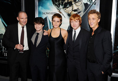 Ralph Fiennes, Tom Felton, Rupert Grint, Daniel Radcliffe and Emma Watson at event of Haris Poteris ir mirties relikvijos. 1 dalis (2010)