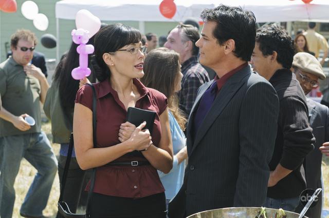 Still of Paul Gross and Lindsay Price in Istvyko raganos (2009)