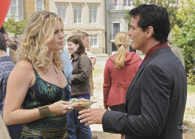 Still of Rebecca Romijn and Paul Gross in Istvyko raganos (2009)