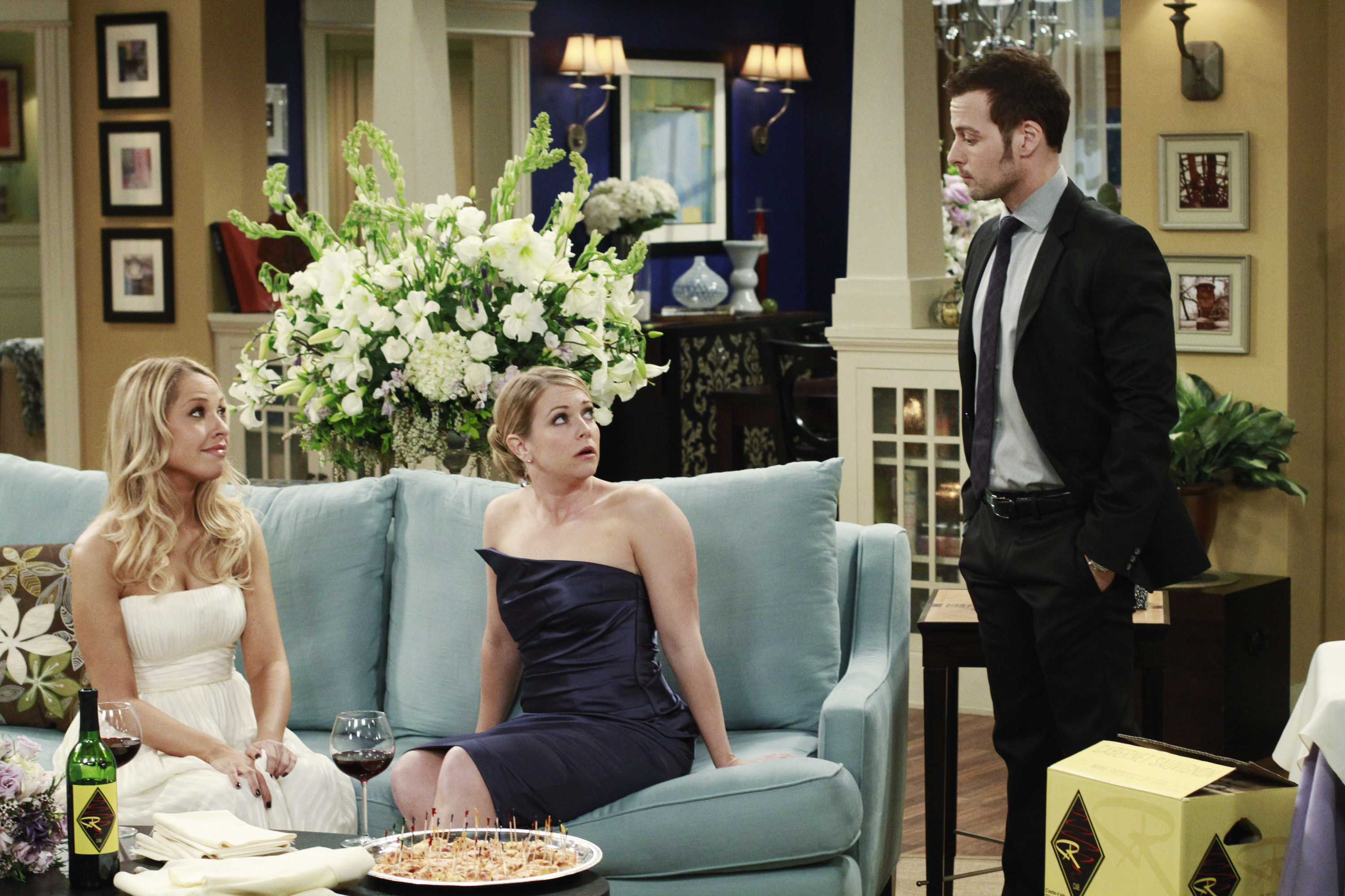 Still of Melissa Joan Hart, Joey Lawrence and Leslie Grossman in Melissa & Joey (2010)