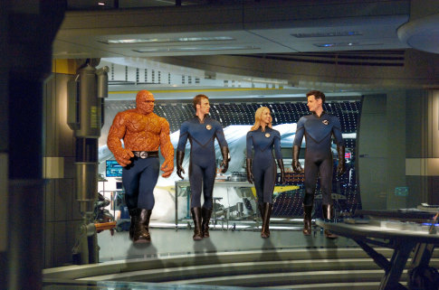 Still of Jessica Alba, Michael Chiklis, Chris Evans and Ioan Gruffudd in Fantastiskas ketvertas: sidabrinio banglentininko iskilimas (2007)