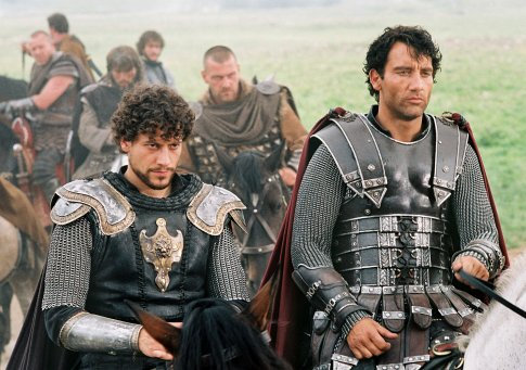 Still of Ioan Gruffudd and Clive Owen in Karalius Arturas (2004)