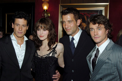 Hugh Dancy, Ioan Gruffudd, Keira Knightley and Clive Owen at event of Karalius Arturas (2004)