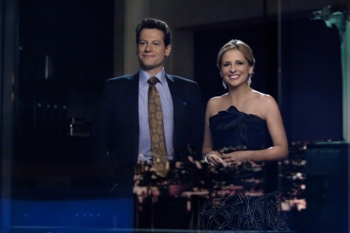 Still of Sarah Michelle Gellar and Ioan Gruffudd in Ringer (2011)