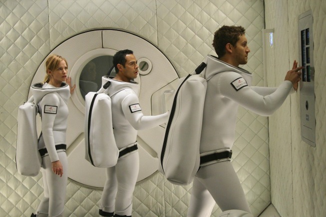 Still of Sienna Guillory, Jose Pablo Cantillo and Gene Farber in Virtuality (2009)