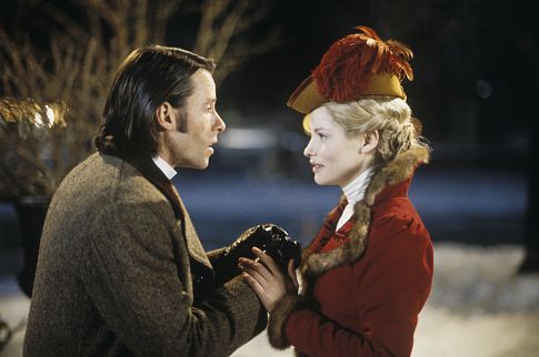 Still of Guy Pearce and Sienna Guillory in The Time Machine (2002)