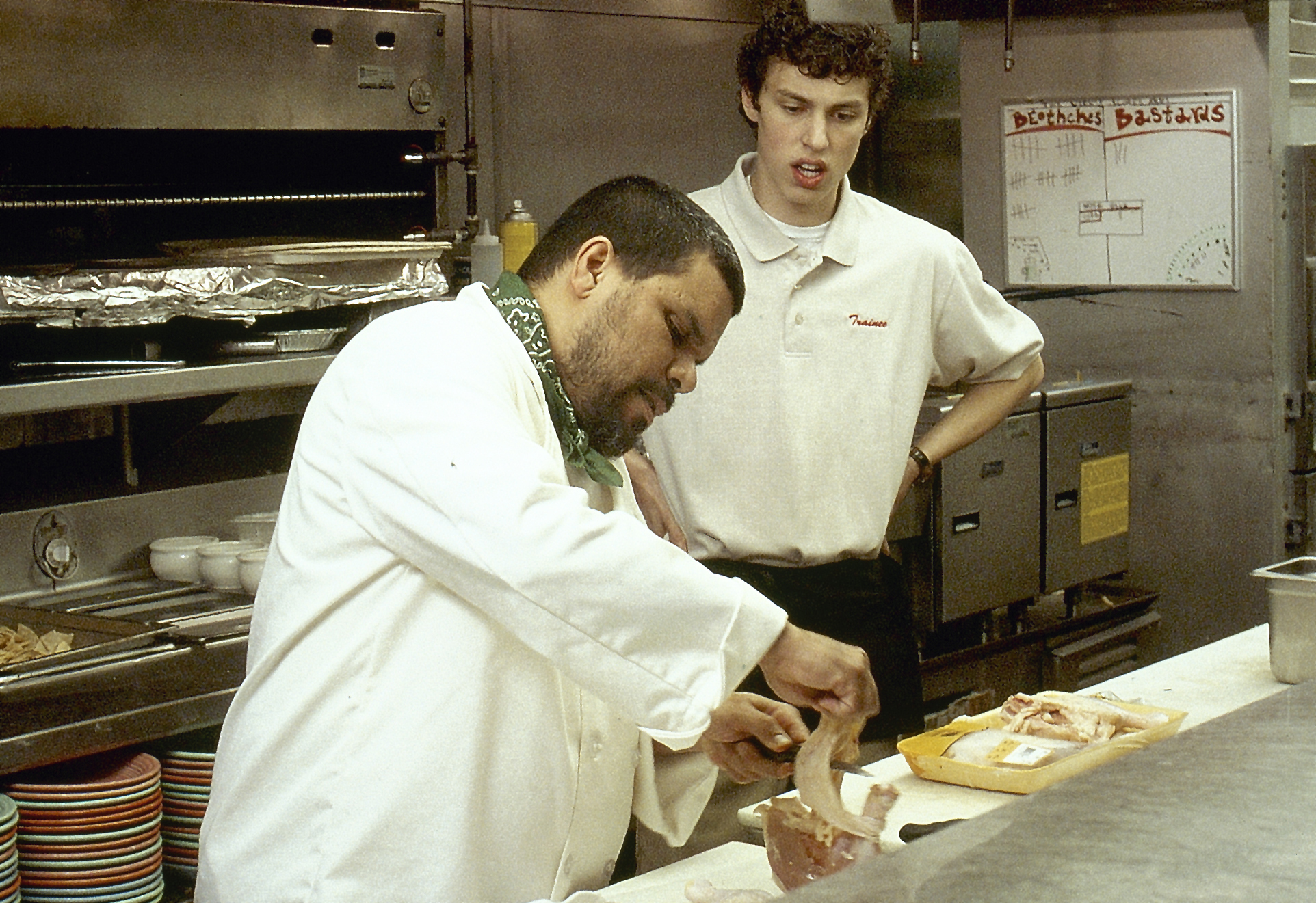 Still of John Francis Daley and Luis Guzmán in Waiting... (2005)