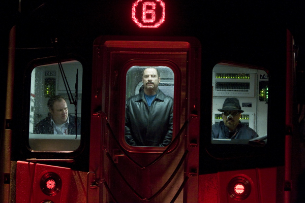Still of John Travolta and Luis Guzmán in Metro uzgrobimas (2009)