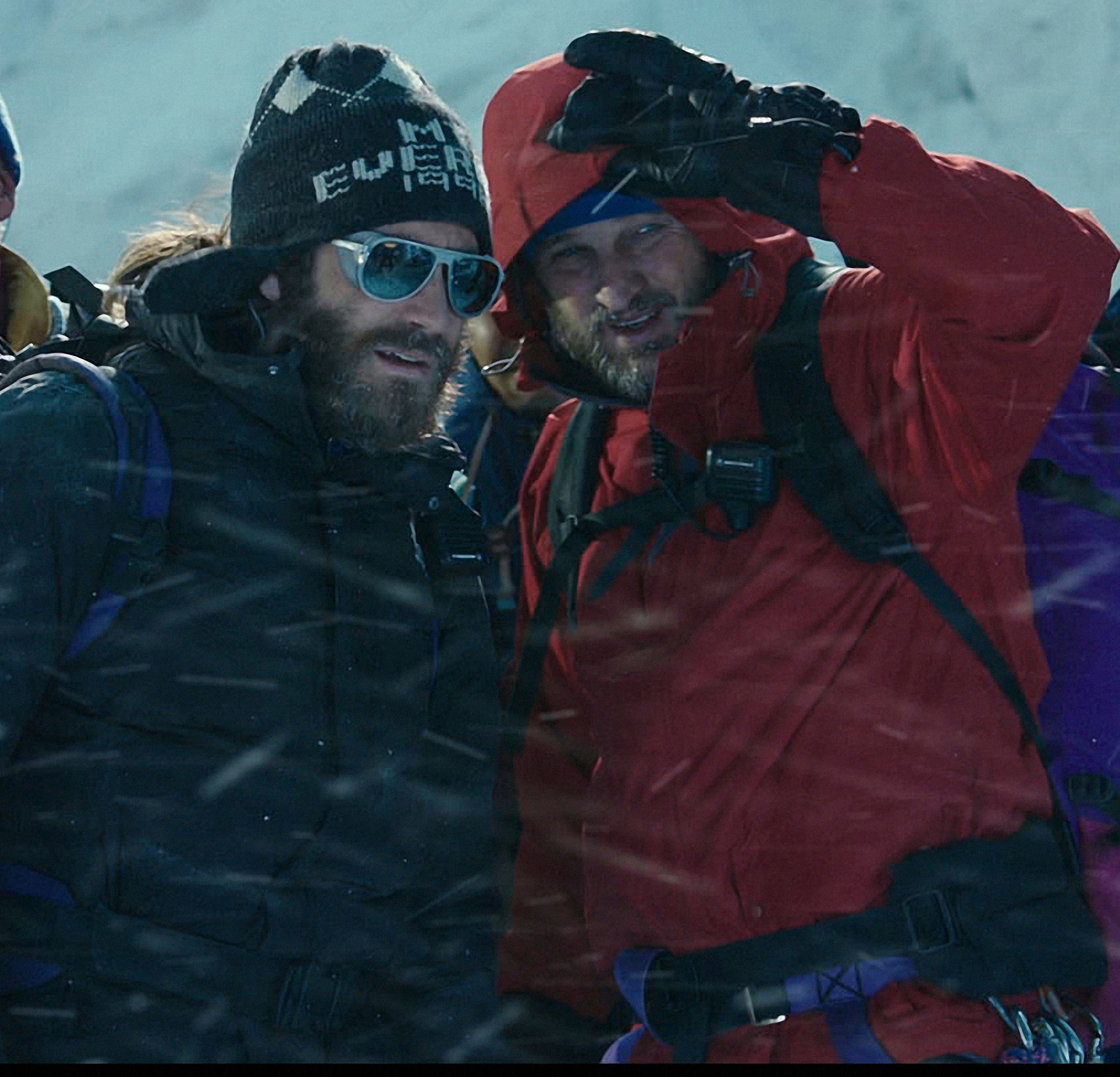 Still of Jason Clarke and Jake Gyllenhaal in Everestas (2015)