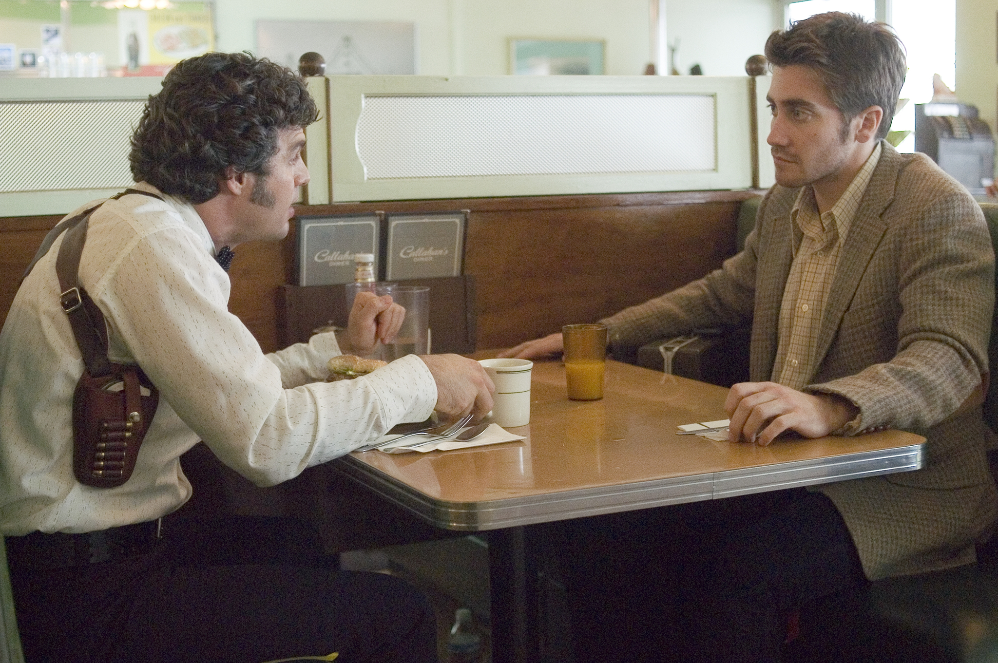 Still of Jake Gyllenhaal and Mark Ruffalo in Zodiac (2007)