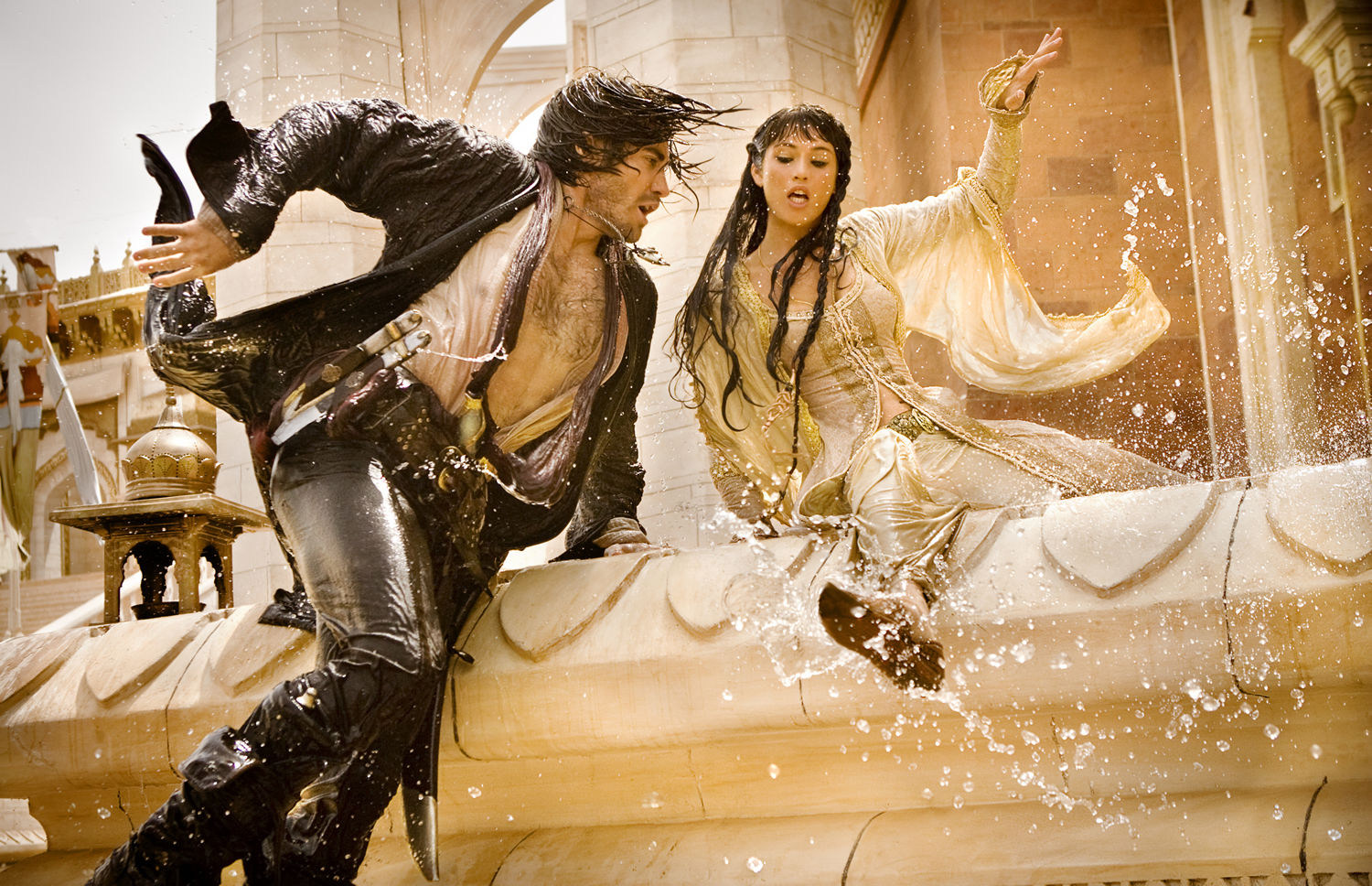 Still of Jake Gyllenhaal and Gemma Arterton in Persijos princas: laiko smiltys (2010)