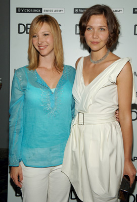 Lisa Kudrow and Maggie Gyllenhaal at event of Happy Endings (2005)