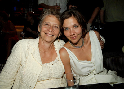 Naomi Foner and Maggie Gyllenhaal at event of Happy Endings (2005)