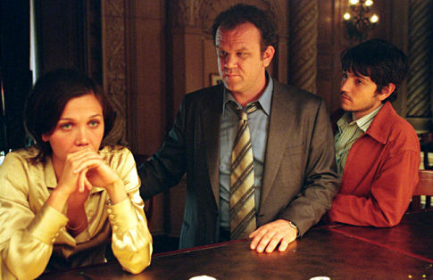 Still of John C. Reilly, Maggie Gyllenhaal and Diego Luna in Criminal (2004)
