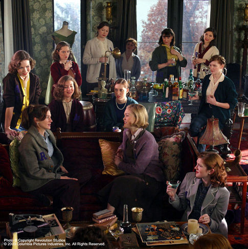 Still of Julia Roberts, Kirsten Dunst, Julia Stiles, Ginnifer Goodwin and Maggie Gyllenhaal in Mona Lisa Smile (2003)