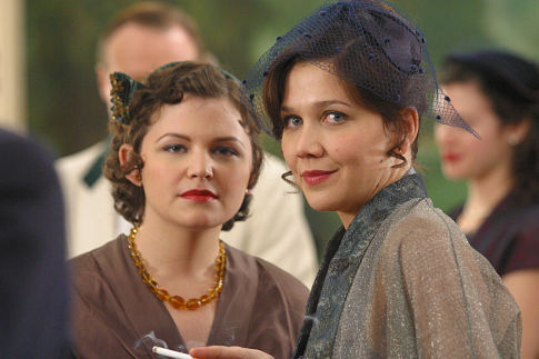 Still of Ginnifer Goodwin and Maggie Gyllenhaal in Mona Lisa Smile (2003)