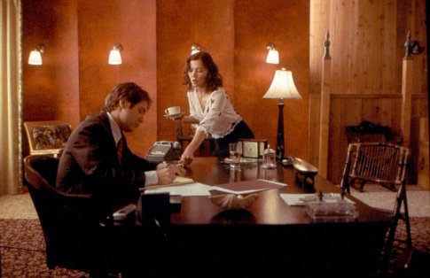 Still of James Spader and Maggie Gyllenhaal in Secretary (2002)
