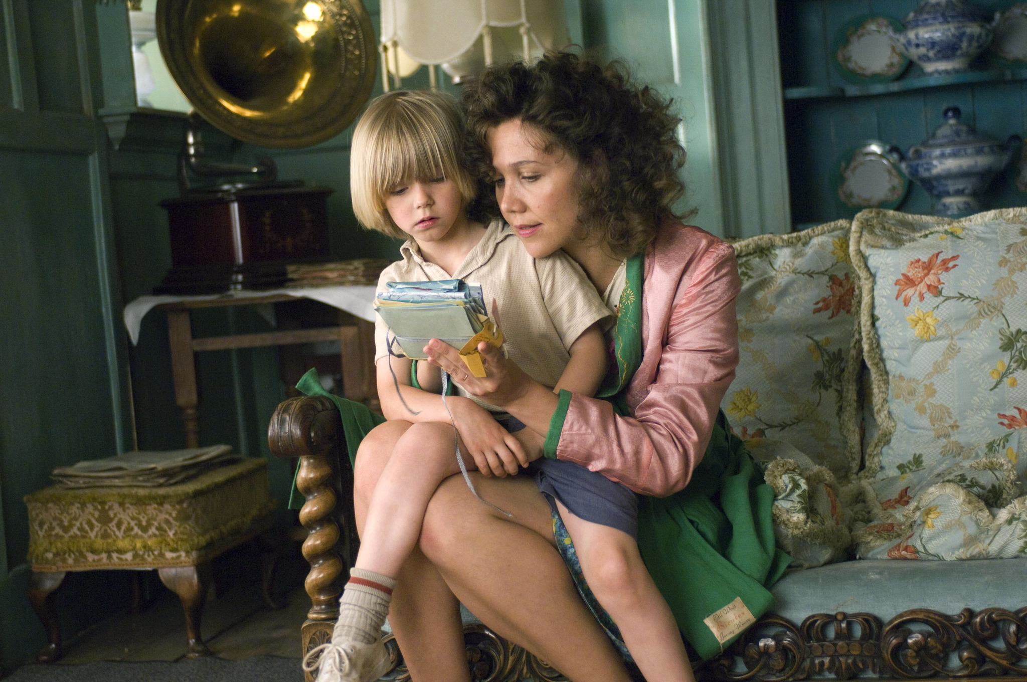 Still of Maggie Gyllenhaal and Oscar Steer in Aukle Makfi ir didysis sprogimas (2010)