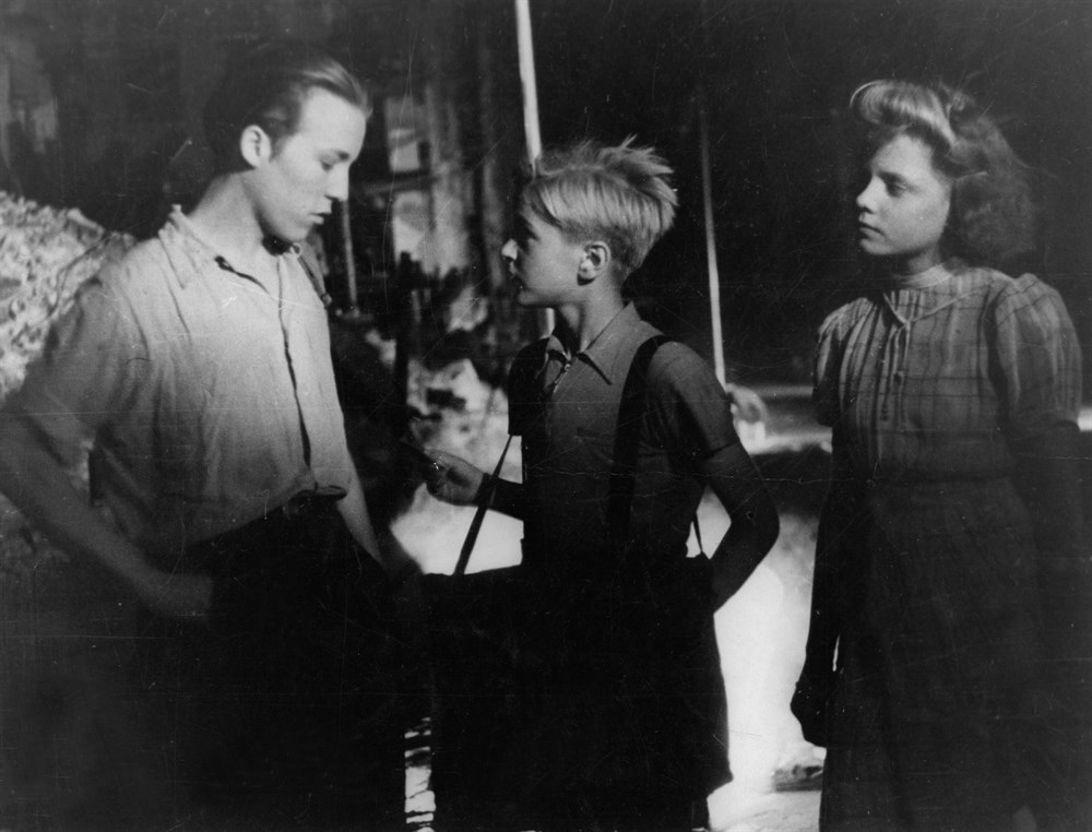 Still of Erich Gühne, Ingetraud Hinze and Edmund Moeschke in Germania anno zero (1948)