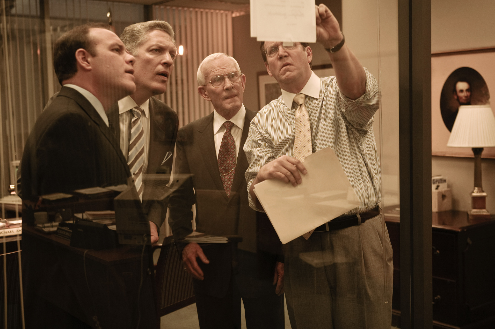 Still of Clancy Brown, Daniel Hagen, Tom Smothers and Tom Papa in Informatorius (2009)