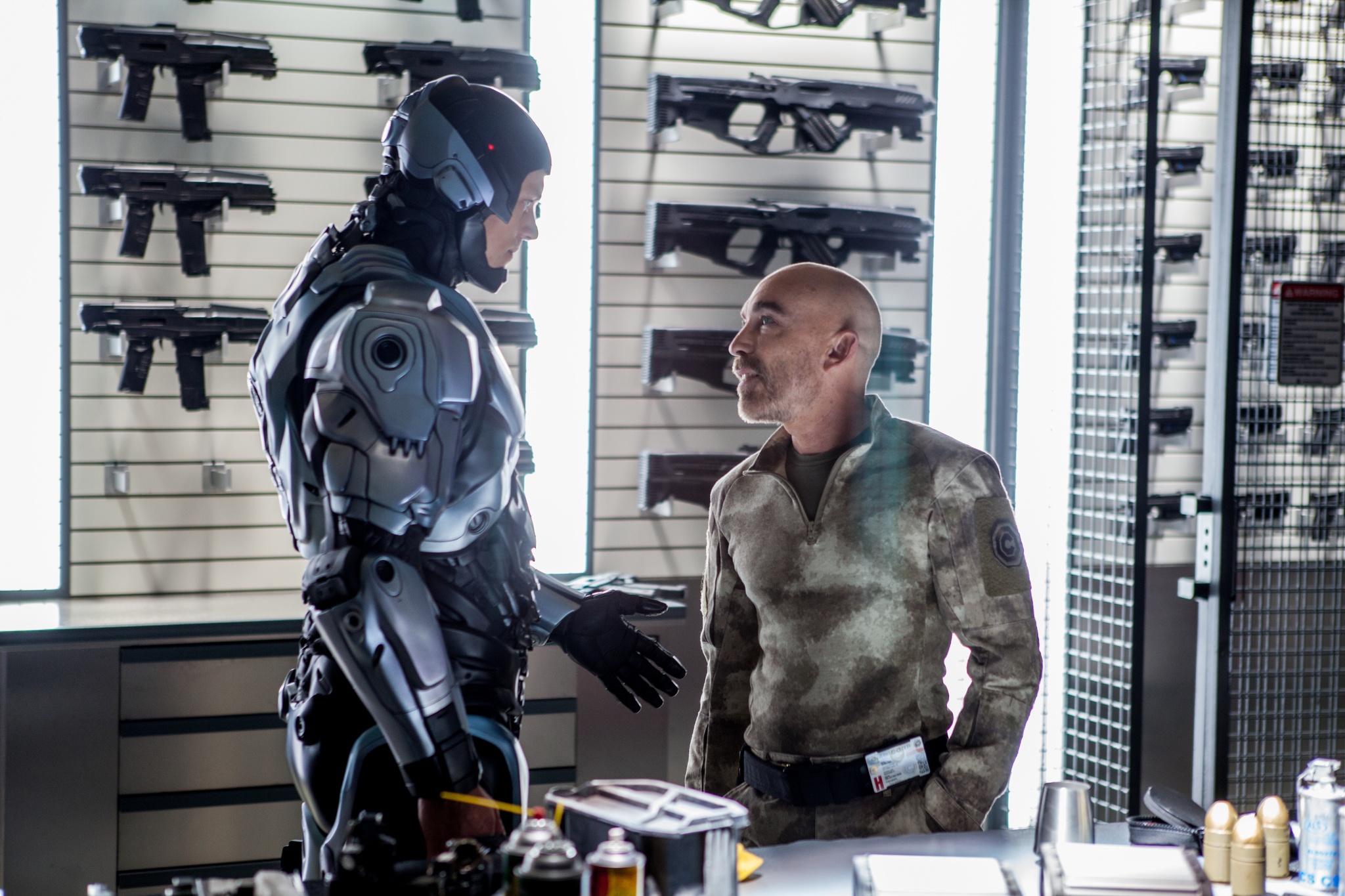 Still of Jackie Earle Haley and Joel Kinnaman in Robotas policininkas (2014)